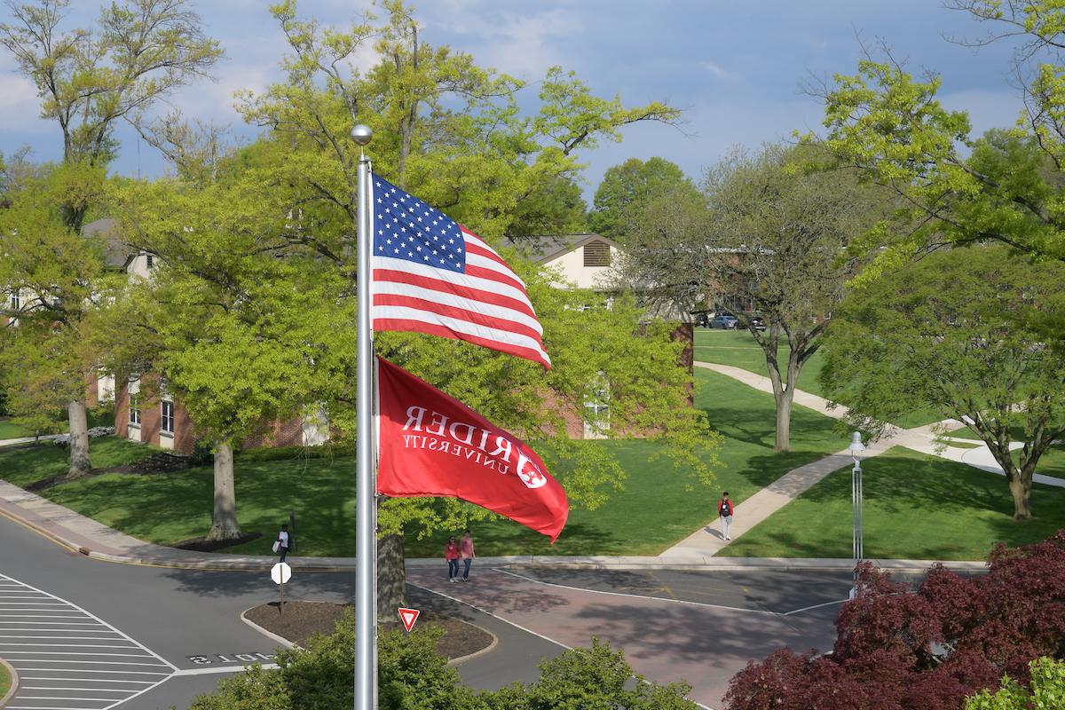 校园悬挂美国国旗和骑士旗