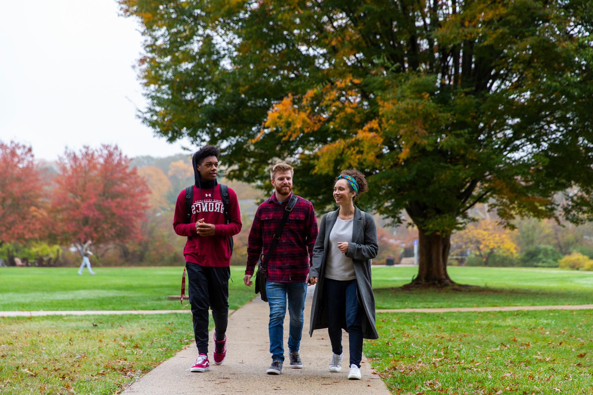 秋天，三个学生步行去上课