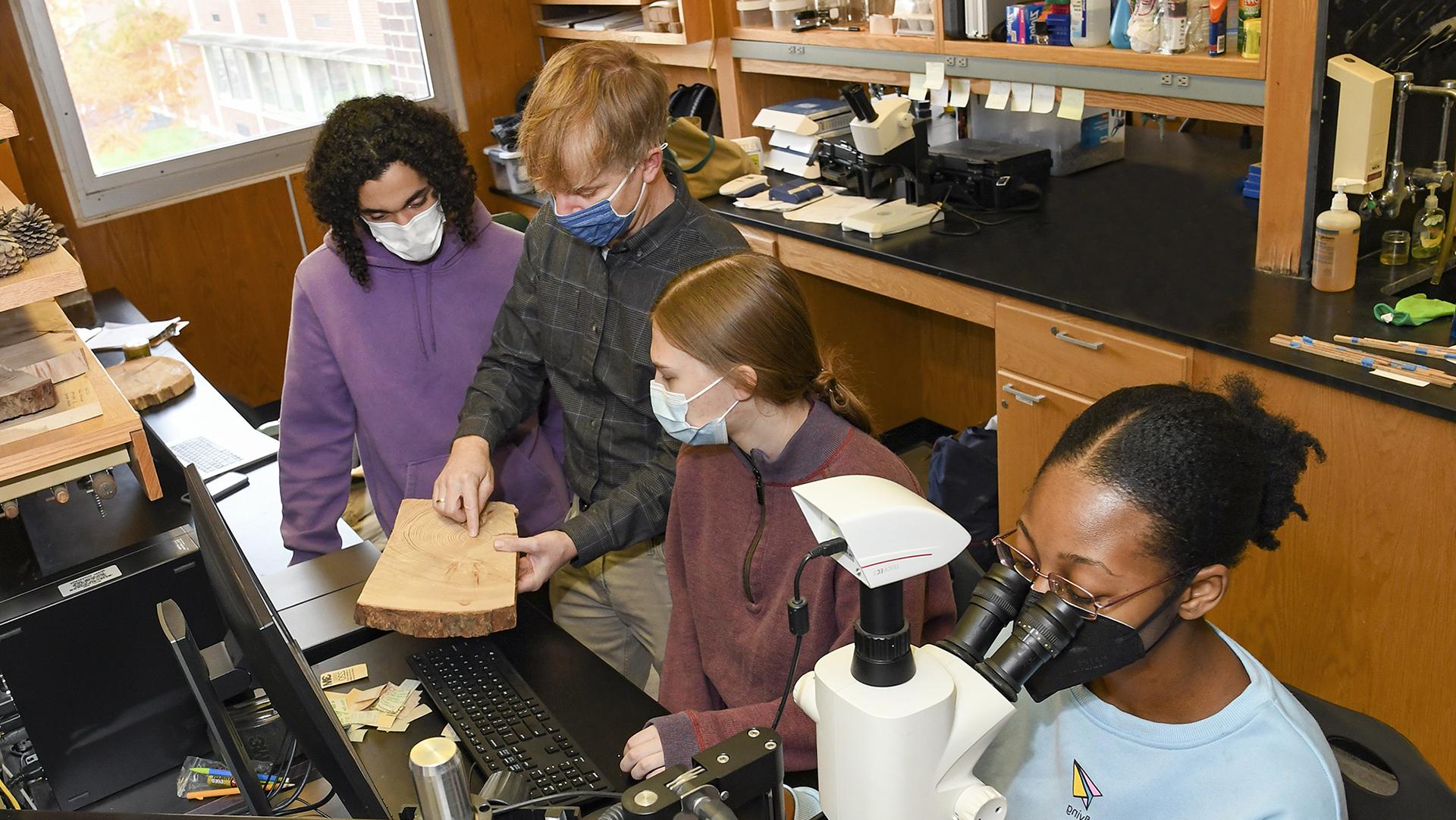 Professor Daniel Druckenbrod in the lab with students