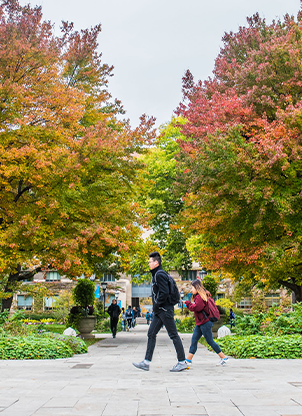 学生们走过校园.